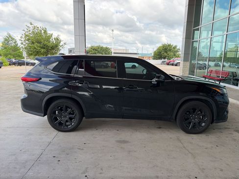 Used 2022 Toyota Highlander L FWD image 23