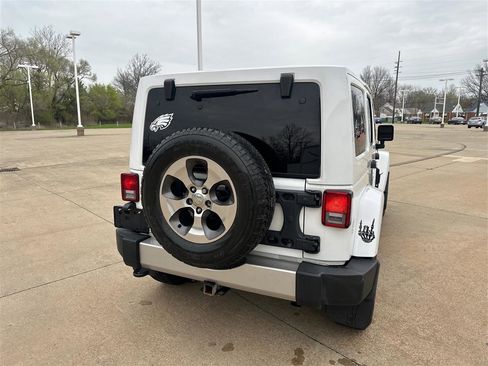 Used 2018 Jeep Wrangler Unlimited Sahara w/ Dual Top Group AWD/4WD image 22