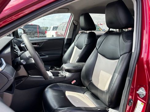 Used 2021 Toyota RAV4 XLE image 7