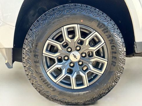 Used 2024 Chevrolet Colorado Z71 w/ Advanced Trailering Package AWD/4WD image 30