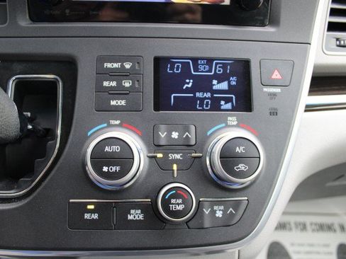 Used 2017 Toyota Sienna XLE FWD image 17