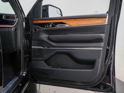 Used 2023 Jeep Grand Wagoneer Series III AWD/4WD image 9