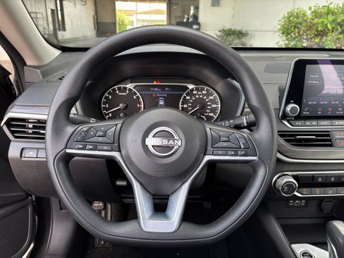 Used 2025 Nissan Altima 2.5 SV FWD image 28