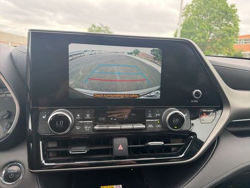 Used 2023 Toyota Highlander XLE AWD/4WD image 10