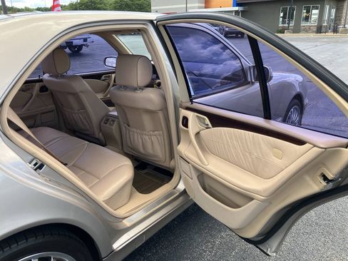 Used 2000 Mercedes-Benz E 320 Sedan image 20