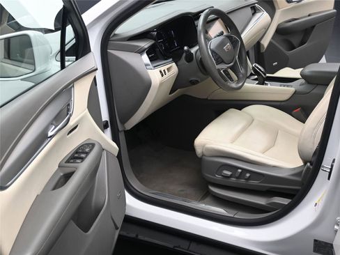 Used 2017 Cadillac XT5 Luxury w/ Driver Awareness Package image 5