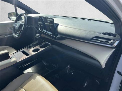 Used 2022 Toyota Sienna XLE image 23
