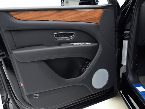 Certified 2021 Bentley Bentayga Plug-In Hybrid AWD/4WD image 35