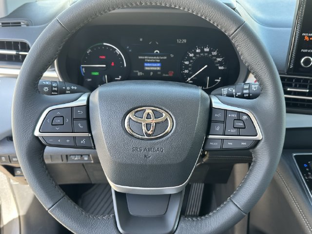Used 2026 Toyota Sienna XLE FWD image 12