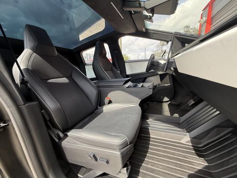 Used 2024 Tesla Cybertruck AWD Crew Cab image 19