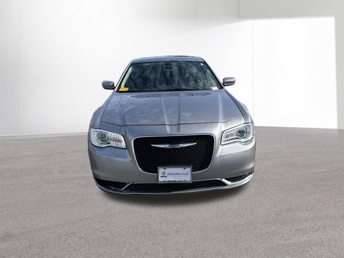 Used 2017 Chrysler 300 Limited RWD image 7