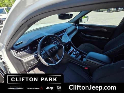 Used 2024 Jeep Grand Cherokee Laredo AWD/4WD image 11