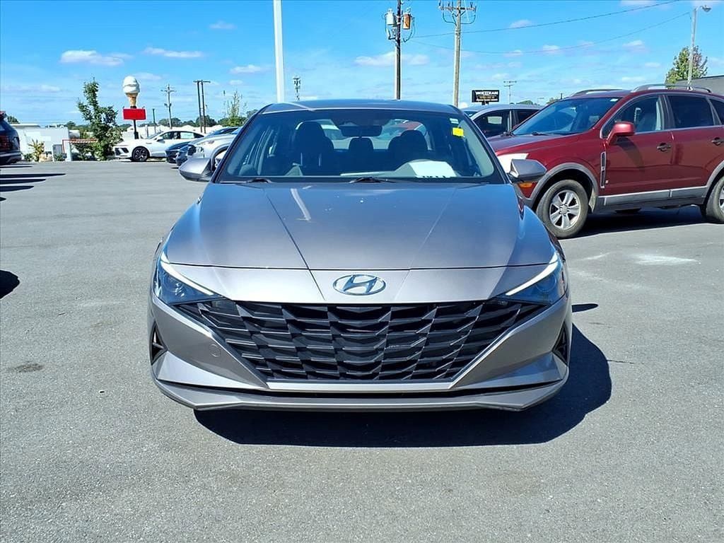 Used 2023 Hyundai Elantra Blue FWD image 2
