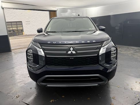 New 2025 Mitsubishi Outlander SE image 8