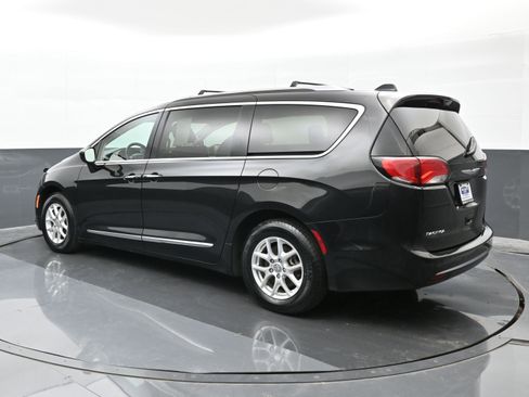 Used 2020 Chrysler Pacifica Touring-L image 6