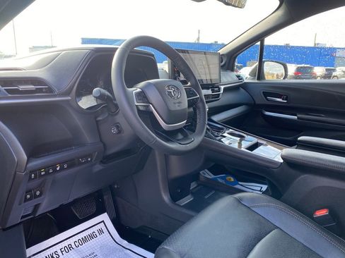 Used 2025 Toyota Sienna Platinum image 10