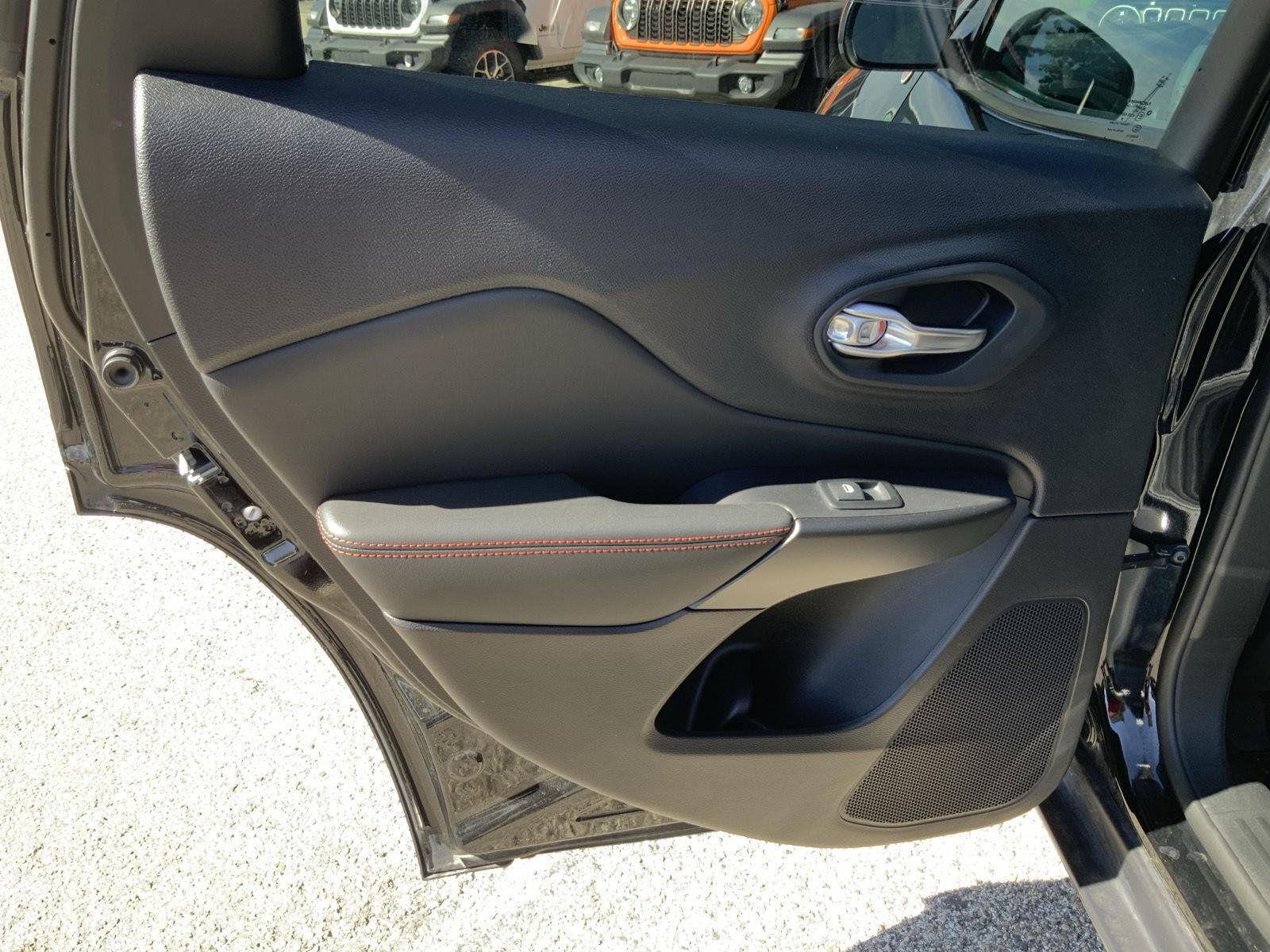 Used 2022 Jeep Cherokee Trailhawk AWD/4WD image 44