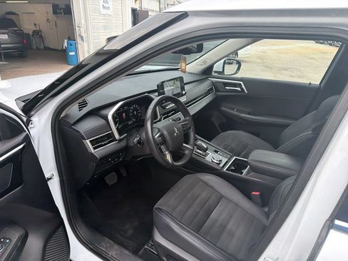Used 2025 Mitsubishi Outlander SE AWD/4WD image 16