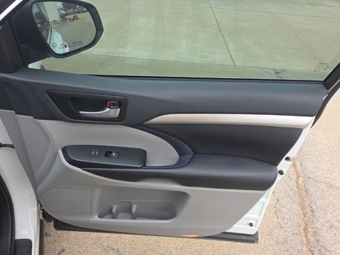 Used 2019 Toyota Highlander XLE image 16