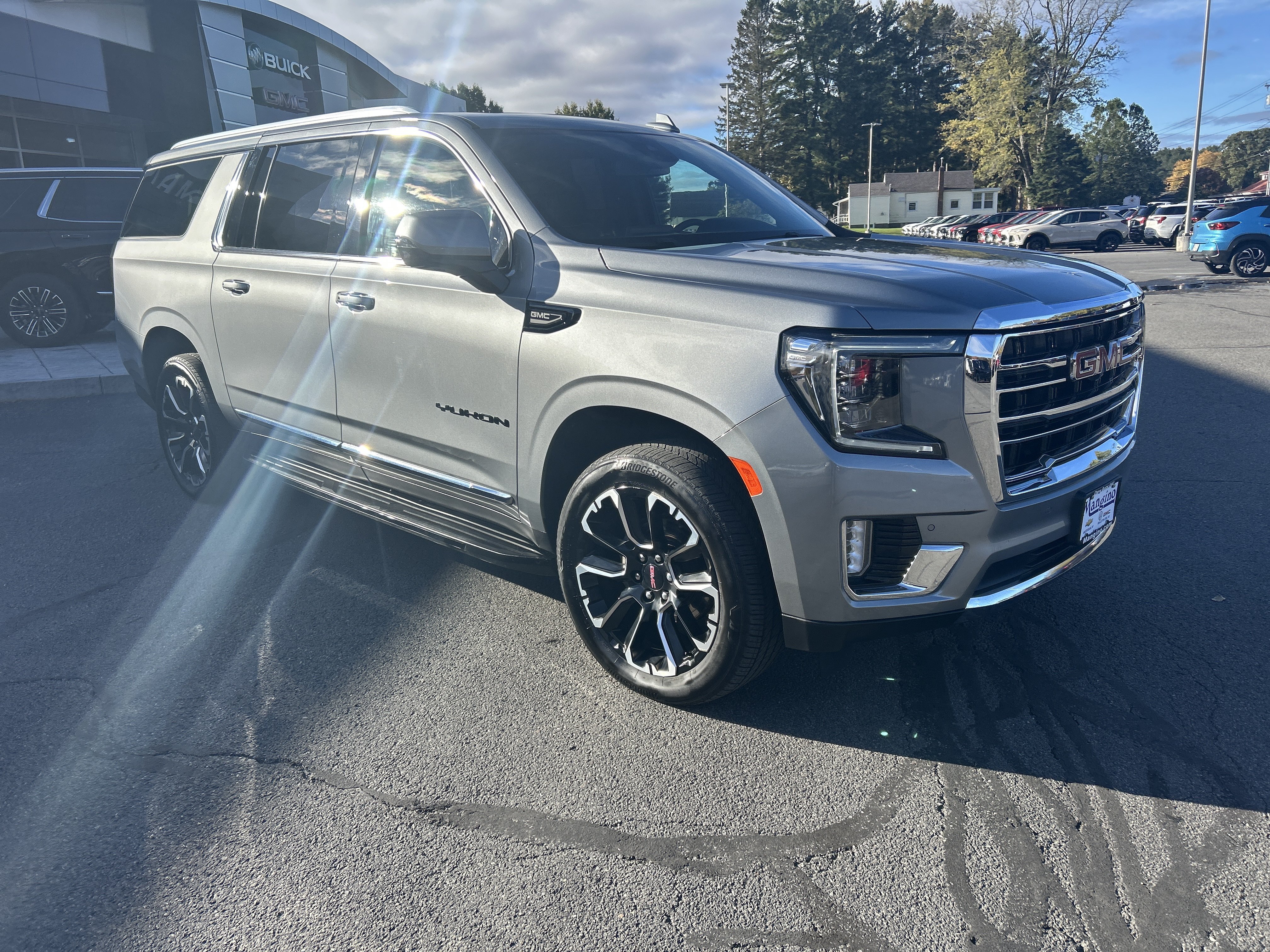 Used 2023 GMC Yukon XL SLT w/ SLT Luxury Package AWD/4WD image 17