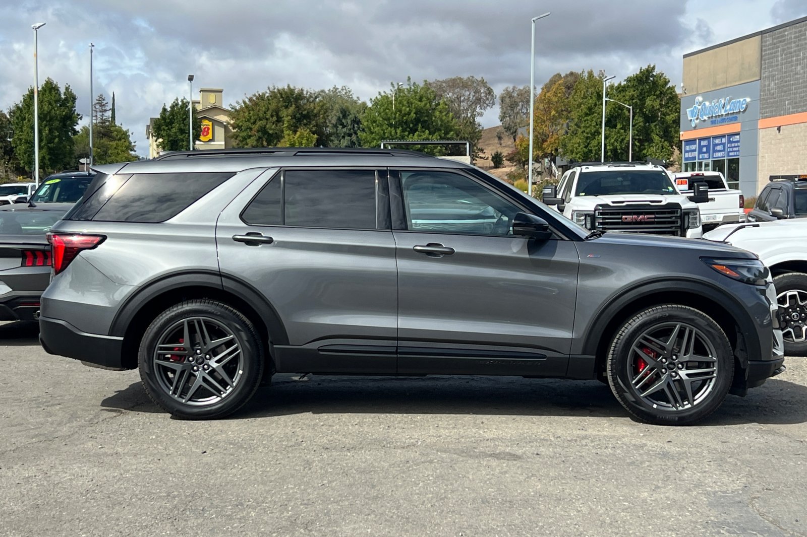Used 2026 Ford Explorer ST-Line w/ ST-Line Street Pack AWD/4WD image 3