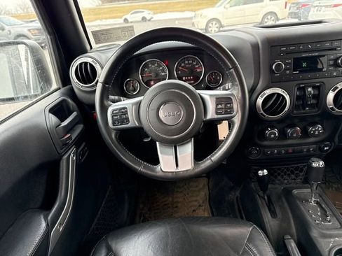Used 2016 Jeep Wrangler Unlimited Rubicon image 13