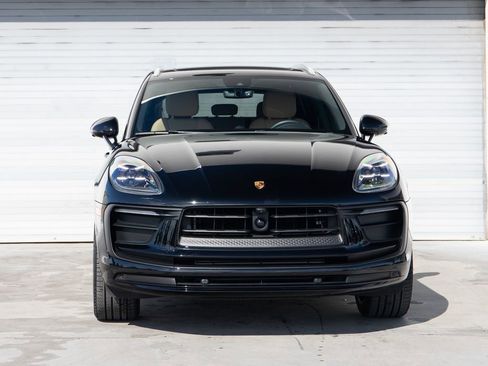 Certified 2025 Porsche Macan image 11