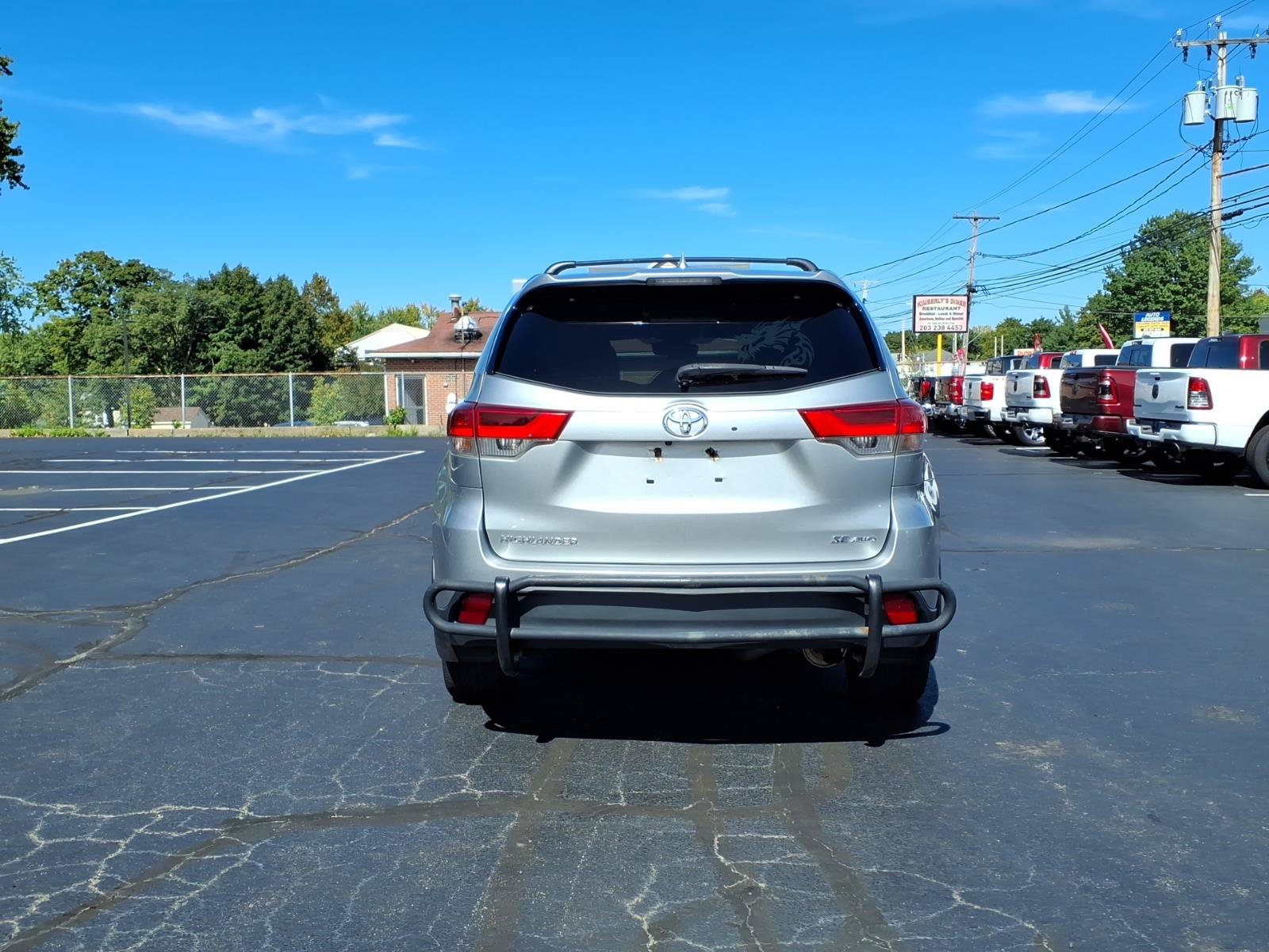 Used 2017 Toyota Highlander SE AWD/4WD image 6
