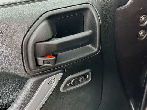 Used 2018 Jeep Wrangler Sahara w/ Connectivity Group AWD/4WD image 21