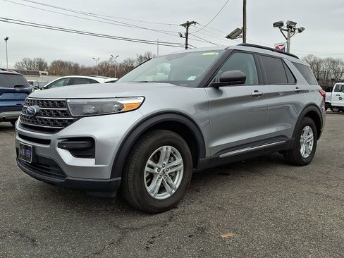 Certified 2023 Ford Explorer XLT image 3