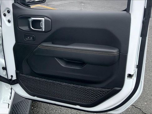 Certified 2025 Jeep Wrangler Sahara image 21