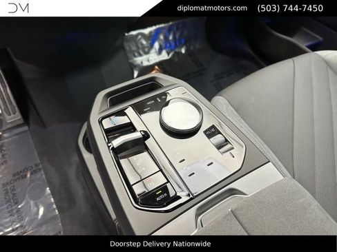 Used 2026 BMW iX xDrive60 w/ M Sport Package AWD/4WD image 32