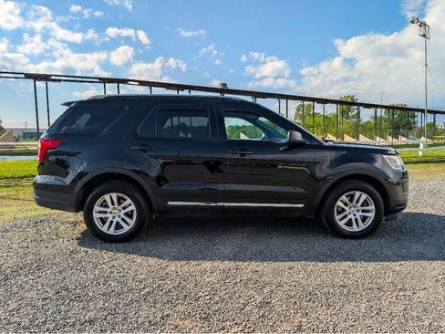 Used 2018 Ford Explorer XLT AWD/4WD image 4