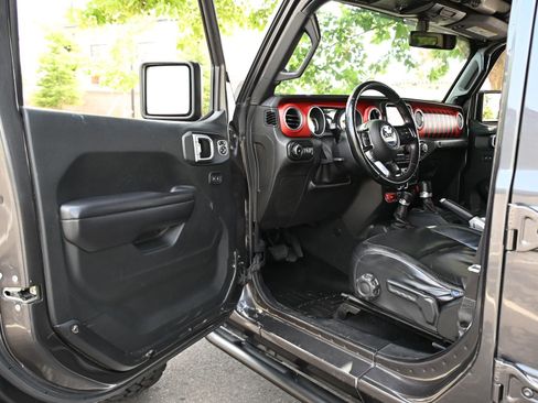 Used 2018 Jeep Wrangler Unlimited Rubicon w/ Dual Top Group AWD/4WD image 18