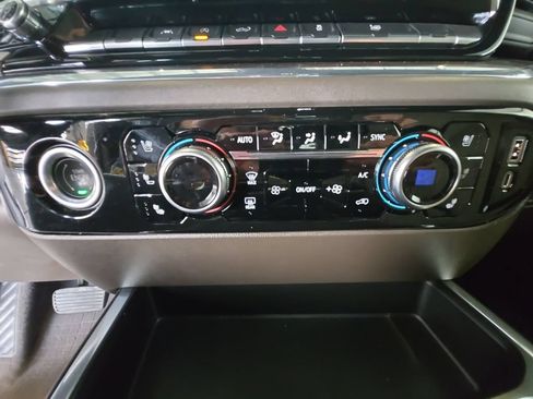 Certified 2022 GMC Sierra 1500 SLT w/ SLT Convenience Package AWD/4WD image 17