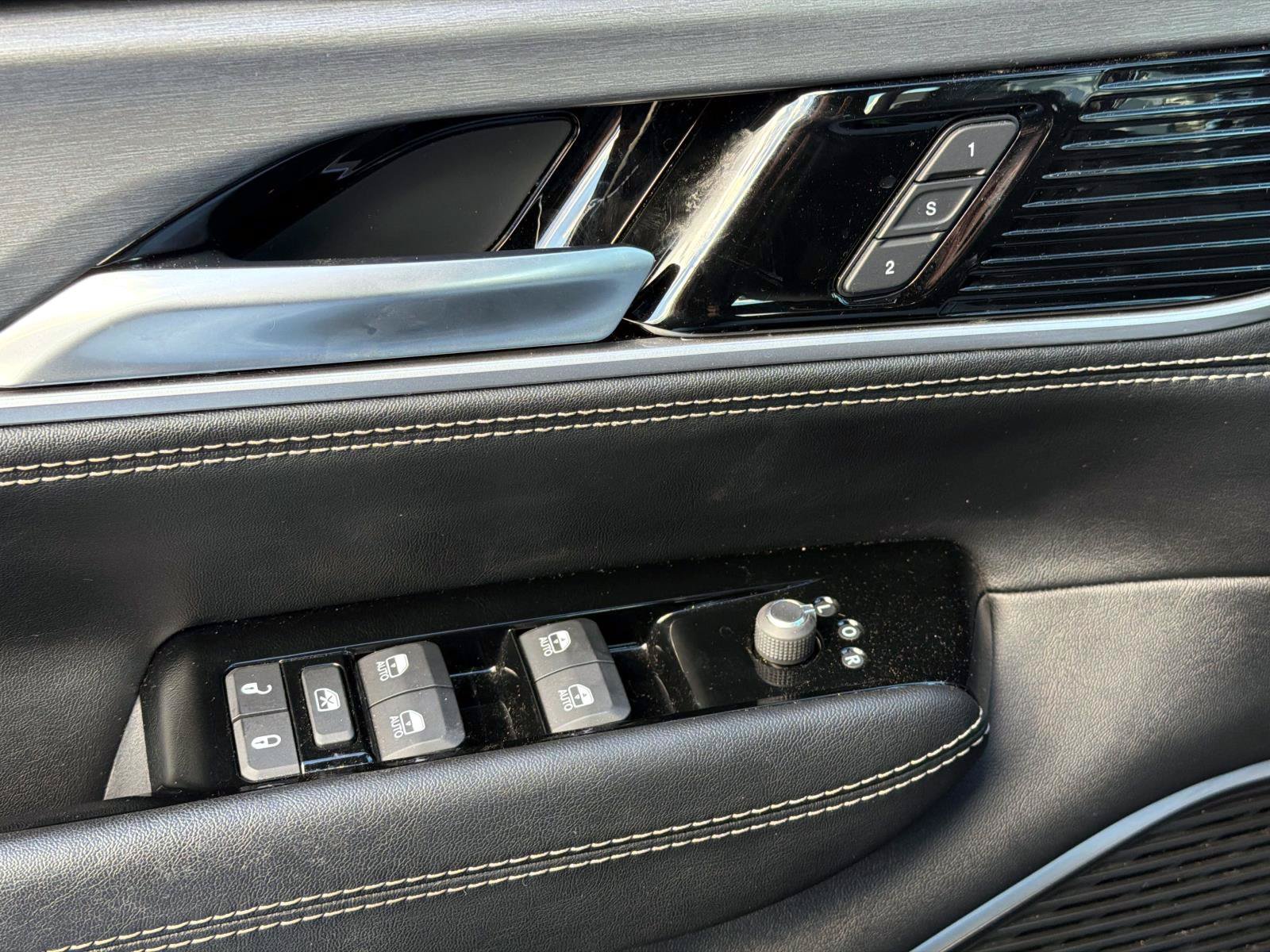 Used 2025 Jeep Wagoneer 4WD image 15