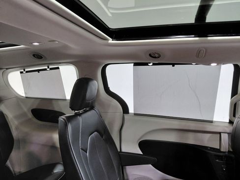 Certified 2019 Chrysler Pacifica Limited image 14