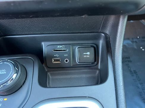 Used 2016 Jeep Cherokee Latitude w/ Cold Weather Group image 32