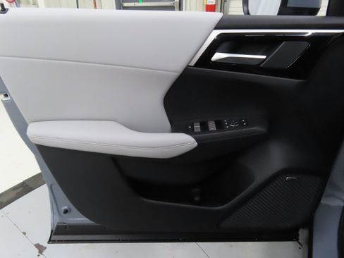 New 2025 Mitsubishi Outlander SE image 9