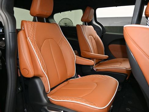 New 2026 Chrysler Pacifica Pinnacle image 38
