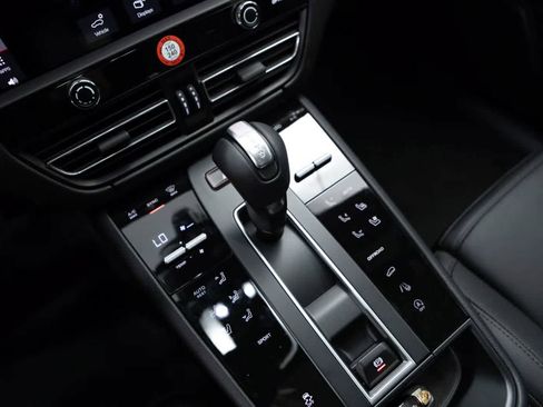 Certified 2026 Porsche Macan AWD/4WD image 28