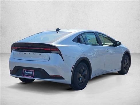 New 2026 Toyota Prius LE image 2