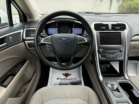 Used 2017 Ford Fusion SE w/ Fusion SE Technology Package FWD image 13