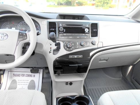 Used 2011 Toyota Sienna LE w/ Towing Pkg FWD image 13