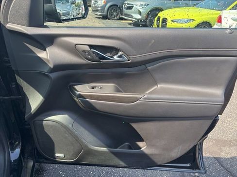 Used 2023 GMC Acadia SLT image 13