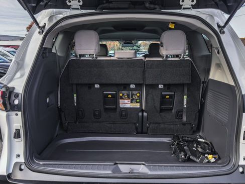 Used 2024 Toyota Sienna LE image 8