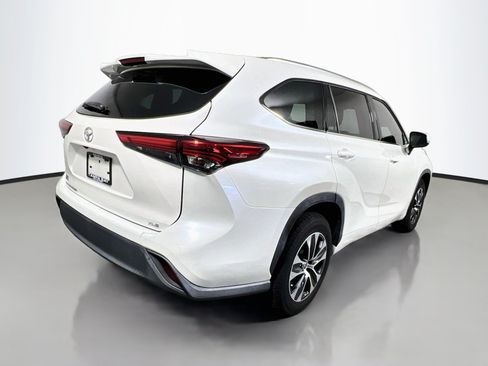 Used 2021 Toyota Highlander XLE FWD image 4