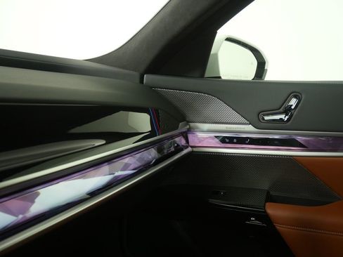 Certified 2025 BMW 740i image 31