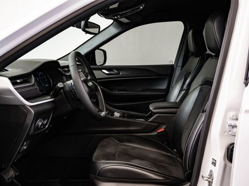 Used 2024 Jeep Grand Cherokee Altitude image 22