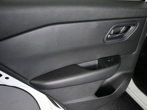 Used 2024 Nissan Rogue S image 28